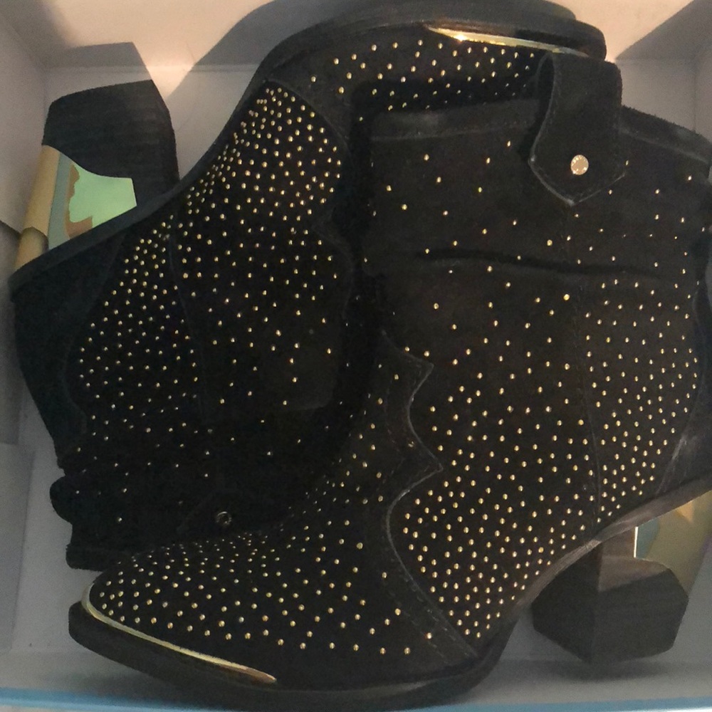 BACK IN STYLE Booties